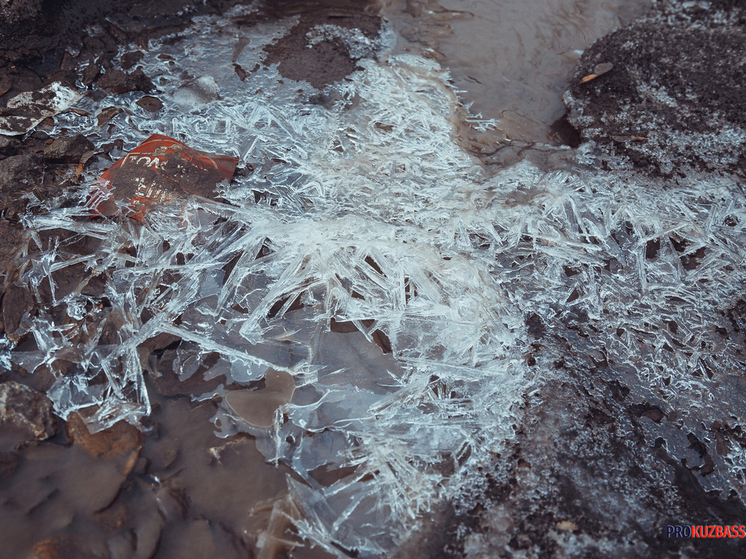 Коммунальная авария в Кемерове затопила проспект Октябрьский возле моста