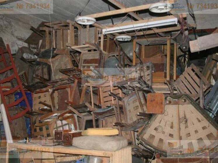 Кладбище стульев образовалось на чердаке дома на Разъезжей улице