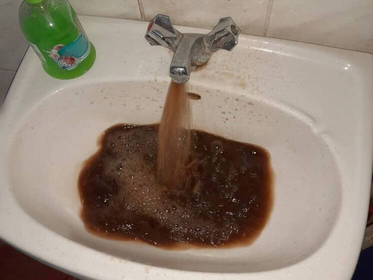 В поселке Невское жители вторую неделю жалуются на ржавую воду