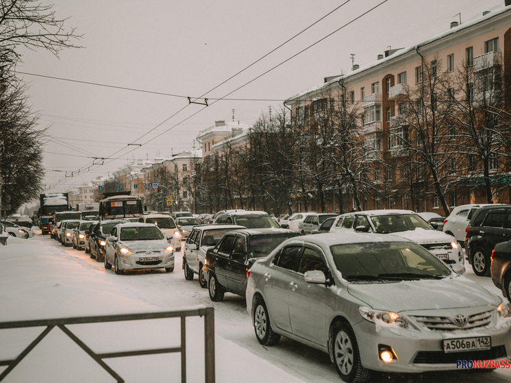 Дорожные полицейские предупреждают водителей о затруднениях на участке Кемерово–Мариинск