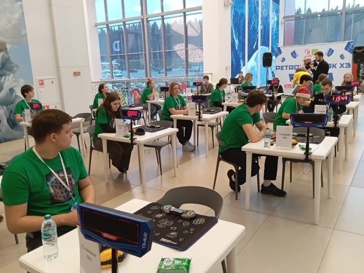 Стали известны имена победителей, которые быстрее всех собирают кубик Рубика в Петрозаводске