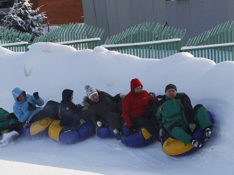«Тюбинги бьют рекорды по травмам»: эксперт рассказал, как кататься на ватрушках без риска для жизни