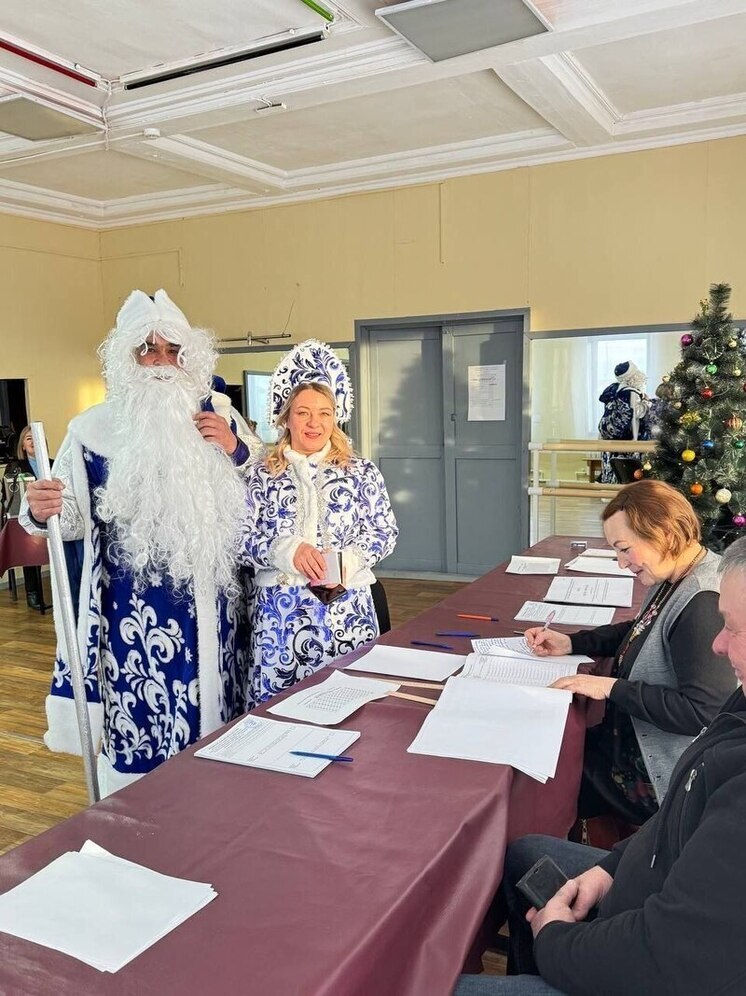Дед Мороз и Снегурочка проголосовали на избирательном участке в Бурятии