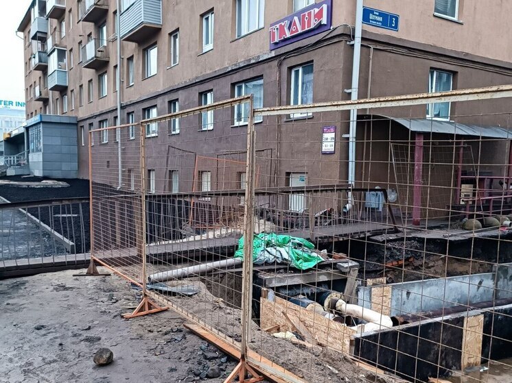 Жители центра Петрозаводска стали заложниками коммунальных раскопок