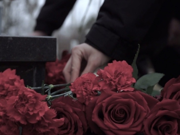 В Донецке возложили цветы к памятнику воинам-чекистам