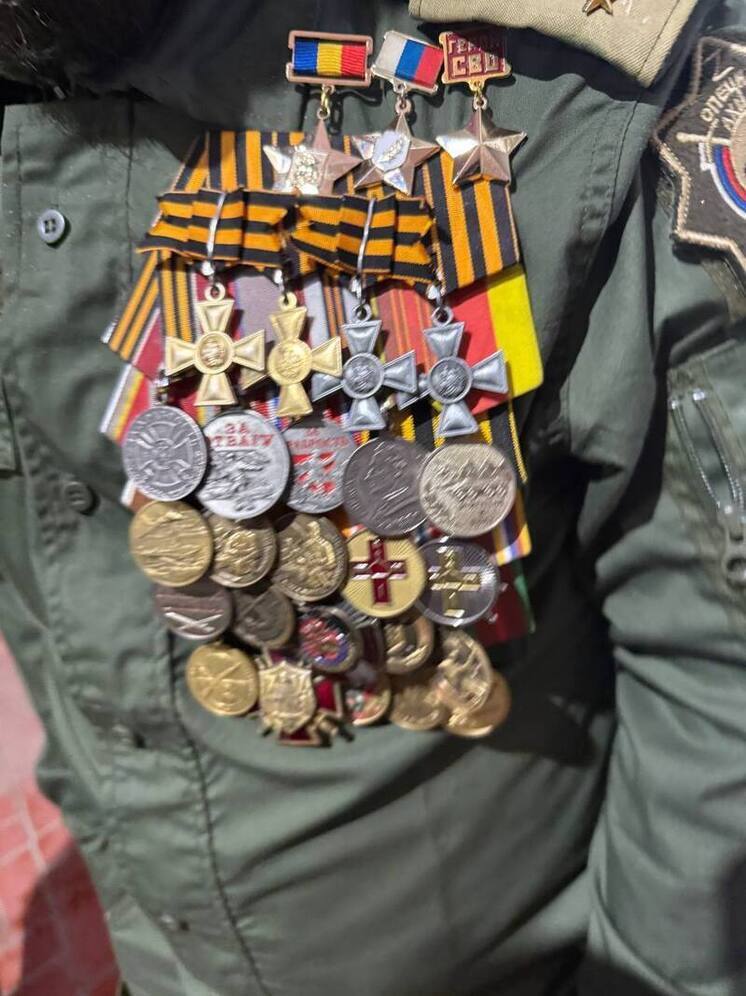 Член ОП России Колотовкина засняла в кафе 3 человек со звёздами «Героев России»