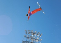 Президент FIS Йохан Элиаш выразил обеспокоенность задержками в подготовке объектов в Ливиньо для соревнований по фристайлу и сноуборду на Олимпиаде-2026 из-за отсутствия госфинансирования и проблем с производством снега. Мэр Ливиньо объяснил задержки технической неисправностью, устранённой в срок, и заверил в достатке снега. Также отмечено отставание в строительстве ледовой арены «Санта-Джулия» в Милане (готовность менее 80 %).