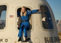 Первый в мире астронавт, передвигающийся на инвалидной коляске, приземлился на землю после полета на край космоса: Микаэла Бентхаус из Германии поднялась на высоту около 105 км над поверхностью Земли во время 10-минутного полета корабля Blue Origin