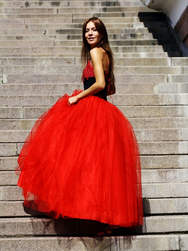 Суд взыскал с химчистки 306 тысяч рублей за испорченное платье сотрудницы РФС