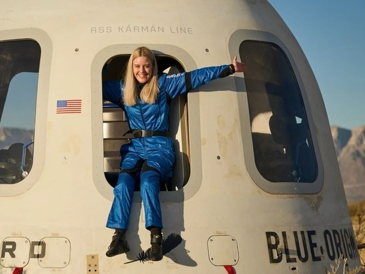 На Землю после полета на край космоса вернулся передвигающийся на инвалидной коляске астронавт