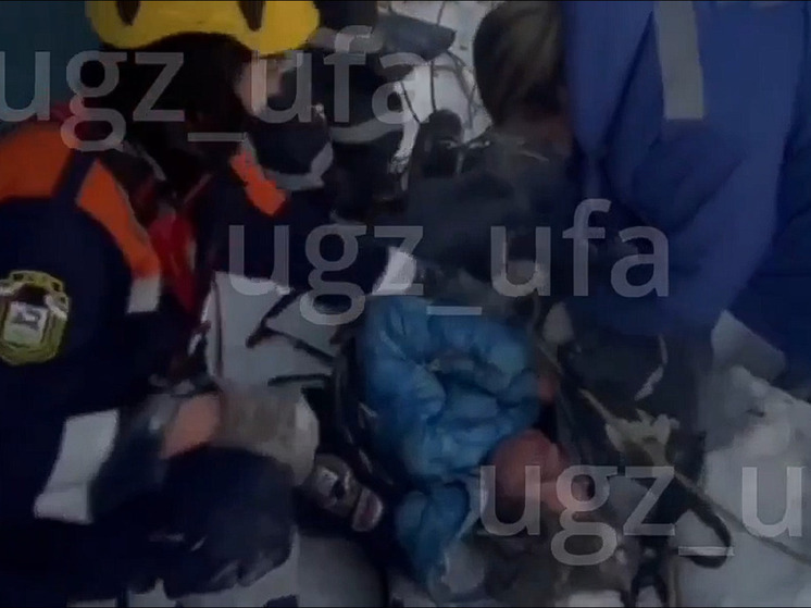 Спасатели достали из глубокого оврага замерзшую уфимку