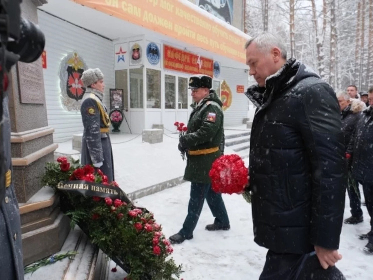 В Новосибирске почтили память первого дважды Героя России — выпускника НВВКУ
