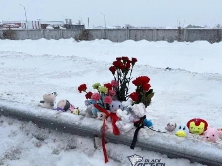На месте смертельного ДТП под Новосибирском появился стихийный мемориал
