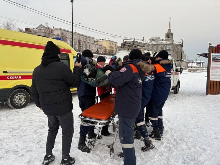 В Красноярске спасатели вытащили мужчину, прыгнувшего с Коммунального моста