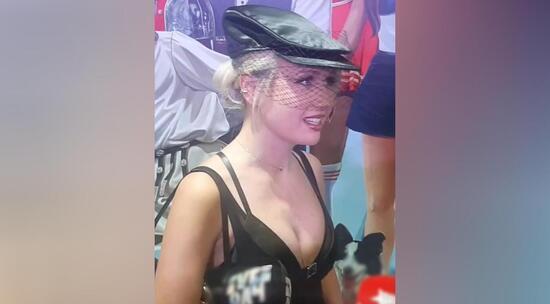 Заявившая о желании уйти в декрет Клава Кока появилась в кинотеатре с пикантным декольте