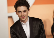 История сильно напоминает суету вокруг Глюк’oZы, когда в начале 2000-х страна гадала, кто же скрывается под мультяшным образом поп-сенсации? Тыкали наугад куда и в кого ни попадя – и в жену композитора и продюсера Максима Фадеева, и в якобы «шифрующуюся» Жанну Агузарову