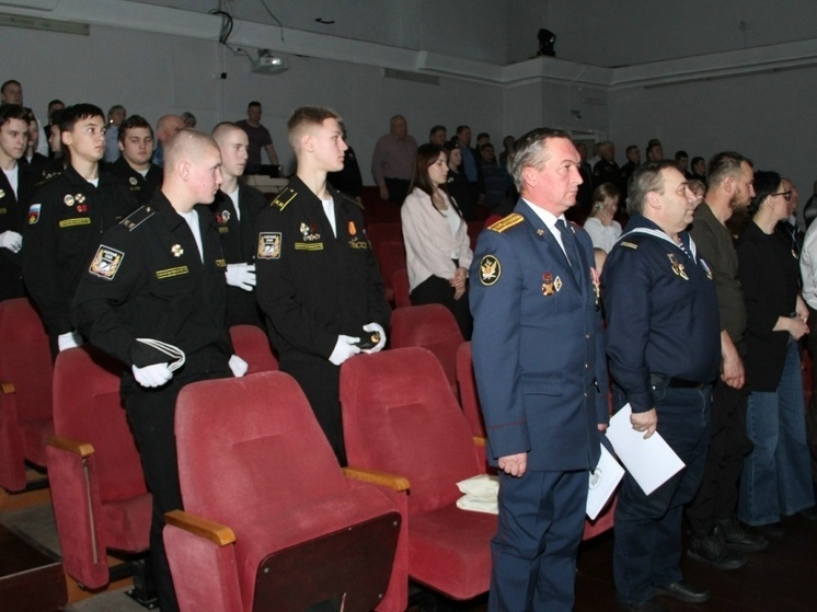 Члены клуба и ветераны ВМФ почтили память тех, кто навсегда остался в морской пучине, отдав долг павшим героям Великой Отечественной войны и всем, кто не вернулся из походов, сообщила администрация Вельского района