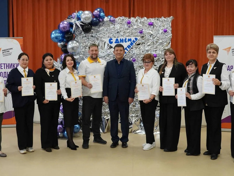 В Элисте наградили советников директоров школ