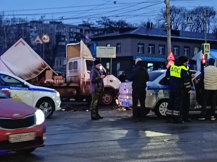 «Газель» vs Citroën: на углу Полевой и пр. Ленина снесло полмашины