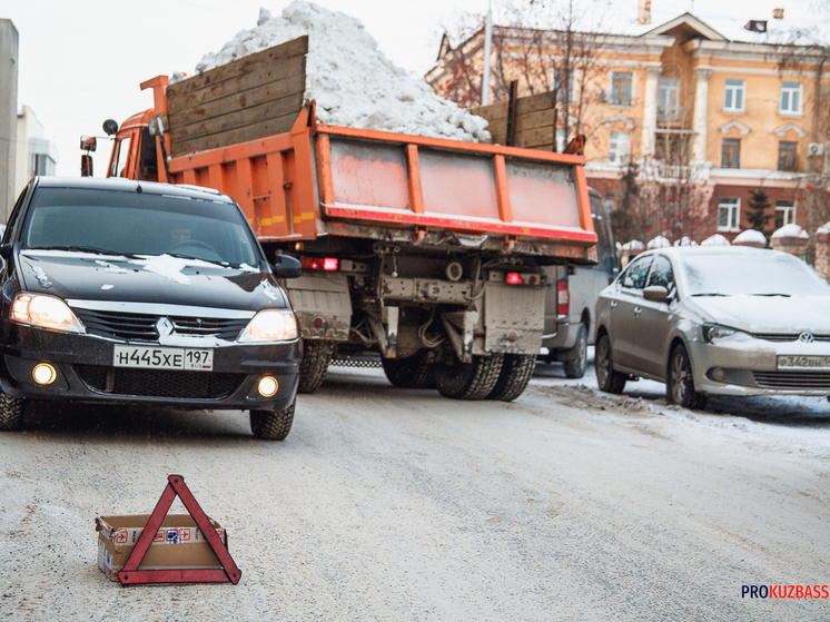 Аварии у проспектов Ленина и Октябрьского вызвали серьёзную пробку в Кемерове