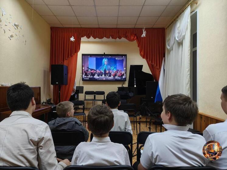Классика в пятницу: юные жители Приморского знакомятся с мировыми звездами онлайн