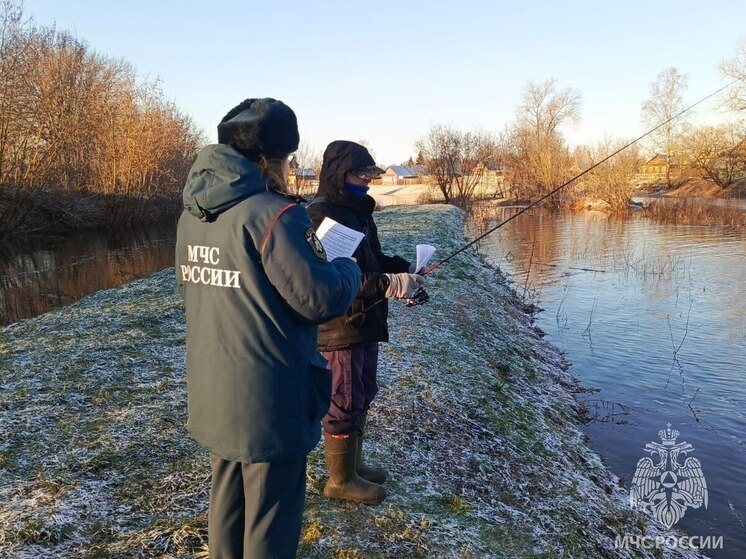Инспекторы предупредили рыбаков об опасности в Тихвинском и Бокситогорском районах