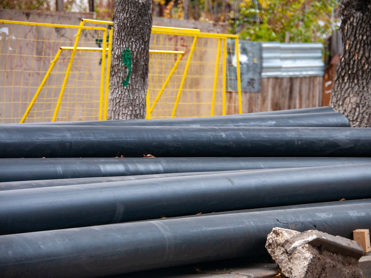 В Новосибирске двор затопило зеленым кипятком