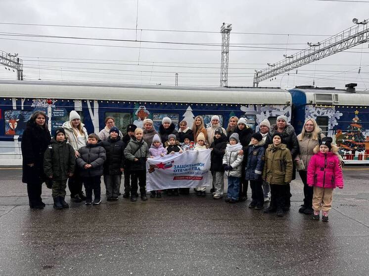 Дети погибших на СВО пензенцев посетили поезд Деда Мороза