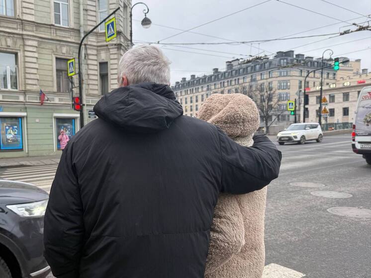 Эмпатия и желание помочь, которые считаются социально приемлемыми, часто становятся инструментами манипуляции. Это особенно опасно, поскольку такие манипуляции направлены на самые благородные человеческие качества.

В итоге человек, который не смог отказать, после своего «доброго поступка» ощущает себя обманутым, злится на себя, а иногда даже сталкивается с эмоциональным выгоранием. О том, как защититься от манипуляторов, рассказала «МК» врач-психотерапевт Аглая Датешидзе.