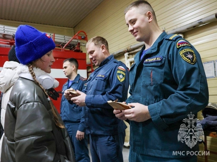 Ученики новгородской гимназии испекли печенье для пожарных ко Дню спасателя
