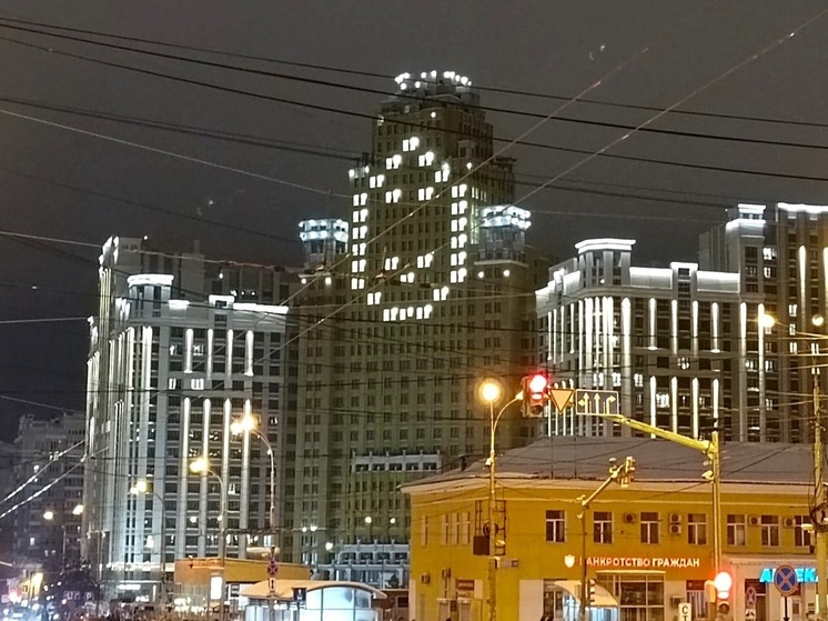 На башне квартала «Федерация» в Екатеринбурге зажгли огромный смайл