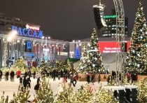 Вечером 21 декабря на площади 1905 года в Екатеринбурге открылся второй традиционный проект «Каток на площади»