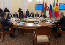 Еще в субботу Владимир Путин дегустировал пирожки в Кремле, а в воскресенье переместился в Санкт-Петербург на последнюю в этом году встречу лидеров стран ЕАЭС