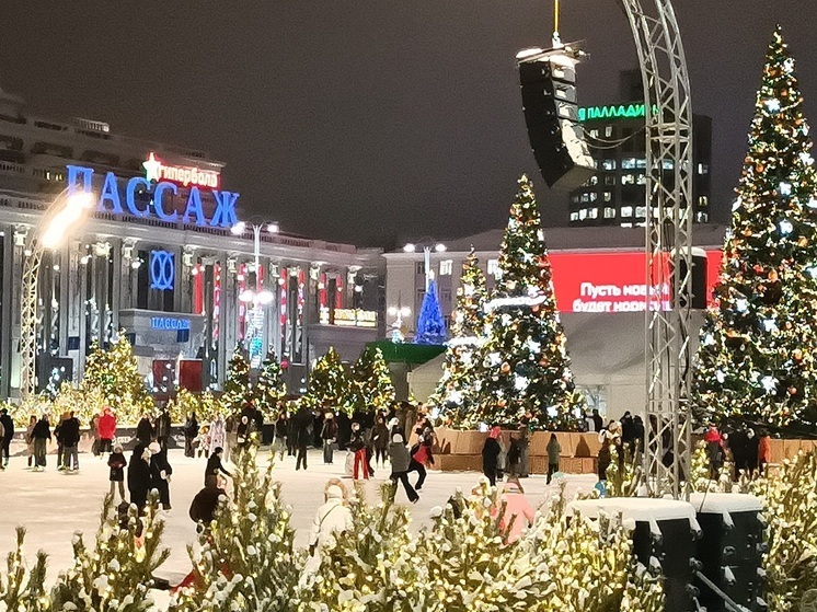 Вечером 21 декабря на площади 1905 года в Екатеринбурге открылся второй традиционный проект «Каток на площади»