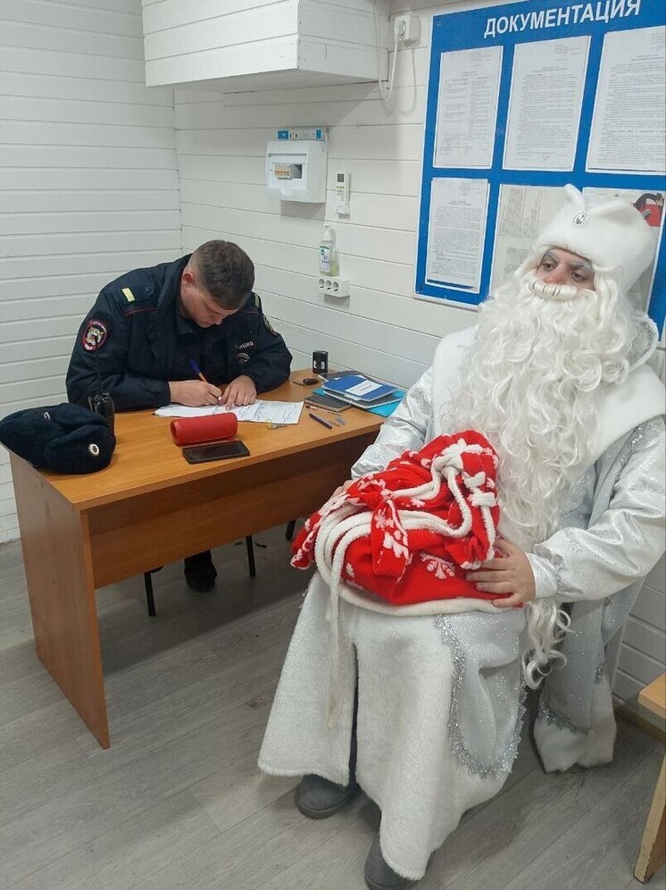 В Анапе полицейские задержали за нелегальные фотосессии Деда Мороза