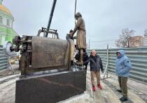 Символ города — молодая ткачиха у станка — теперь замер в бронзе на главной площади Озёр