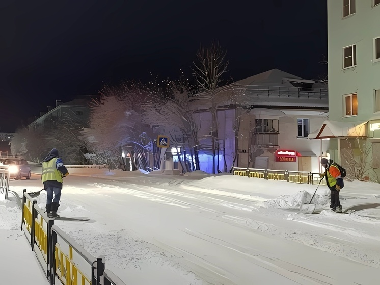 В Кольском округе усилили уборку снега