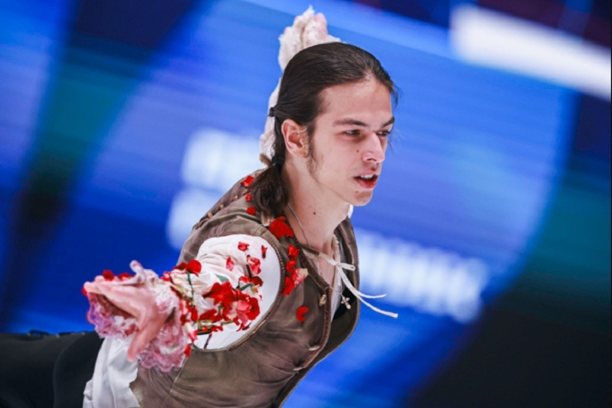 21 декабря 2025 года в Санкт-Петербурге завершился чемпионат России по фигурному катанию среди мужчин. Победу с 304,95 баллами одержал Петр Гуменник — впервые в карьере. Серебро у Евгения Семененко (296,80), бронза — у Марка Кондратюка (281,08). Гуменник завершил формирование полного комплекта медалей национальных первенств и готовится к Олимпиаде-2026 в Италии.