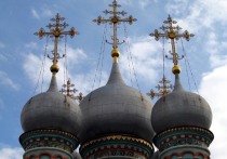 22 декабря — день особый, наполненный глубоким духовным смыслом и старинными народными традициями. В церковном календаре он посвящен почитанию чудотворной иконы Божией Матери «Нечаянная Радость» и памяти святой Анны, матери Пресвятой Богородицы. В народе же этот день, совпадающий с зимним солнцестоянием, называли Анной Темной (Зимней) или Зачатьевым днём. Это время тишины, внутреннего сосредоточения и строгих, но мудрых запретов, призванных сохранить благополучие семьи.