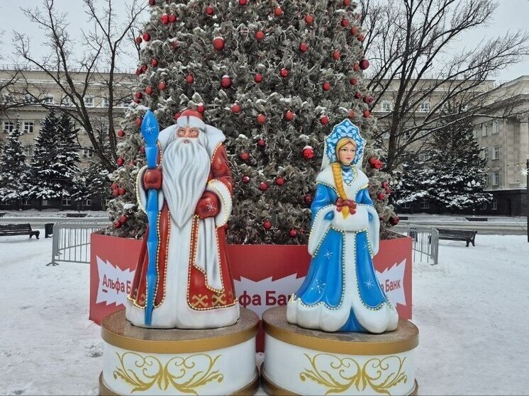 У главной елки Оренбурга поселились Дед Мороз и Снегурочка