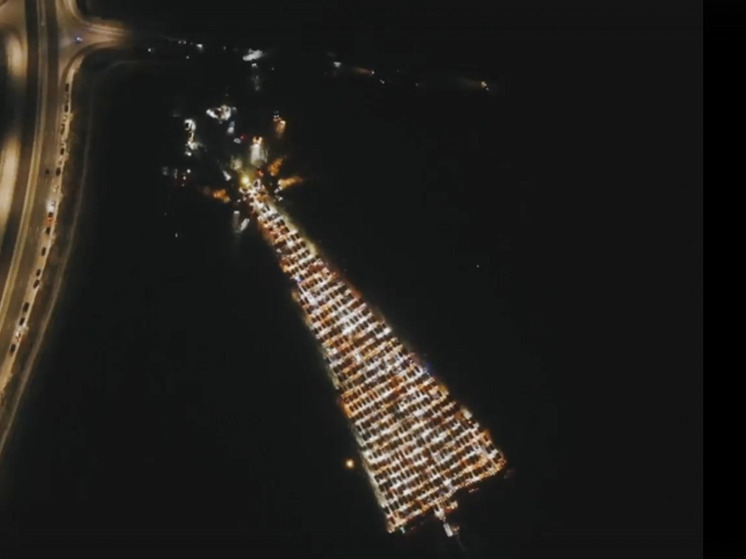 В Красноярске прошел новогодний флешмоб «Автоёлка» с участием 500 автомобилей