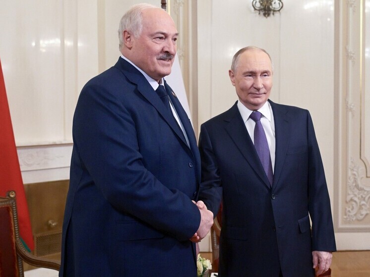 Лукашенко привез в подарок Путину обещанную картину с природой Валаама