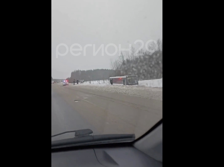 Под Архангельском автобус с пассажирами вылетел в кювет