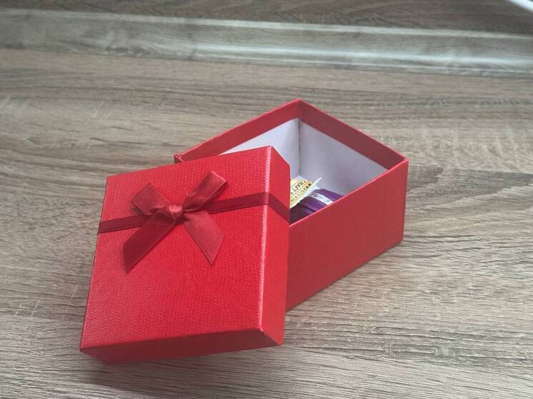 Петербуржцам рассказали допустимую стоимость подарка для учителя