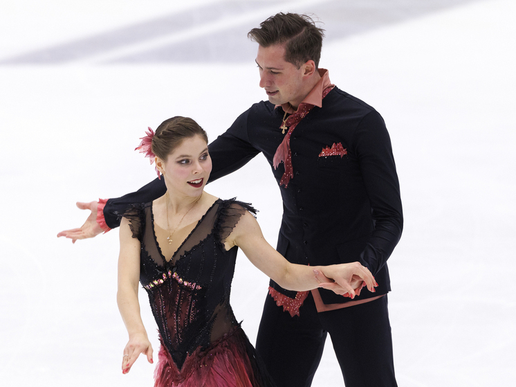 Фигурист Галлямов снял серебряную медаль чемпионата России во время круга почета