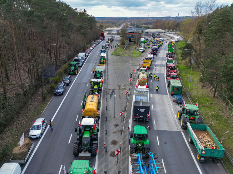 Очереди на границе Украины и Польши достигают 20 часов