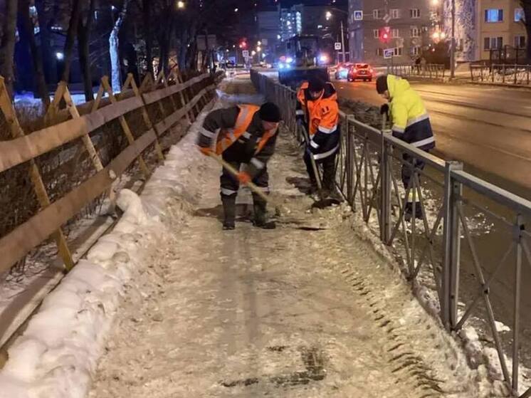 В Южно-Сахалинске дорожные службы усиленно работают над устранением гололедицы