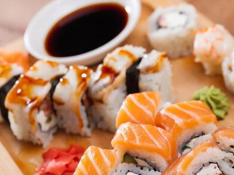 Роспотребнадзор Сахалина предупреждает о скрытых рисках в популярных суши и роллах