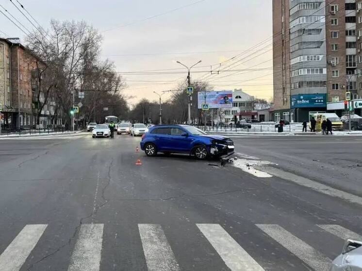 Молодая абаканка на «Сузуки» проскочила на красный и врезалась в «Митцубиси»