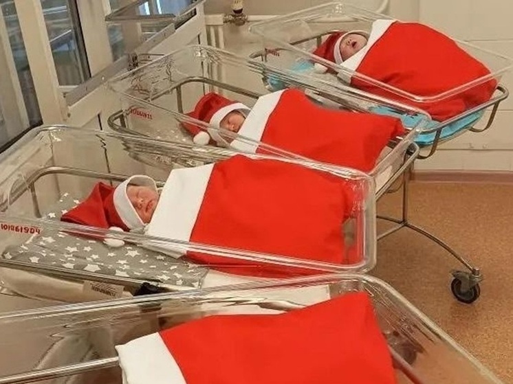 В Курском перинатальном центре нарядили младенцев к Новому году